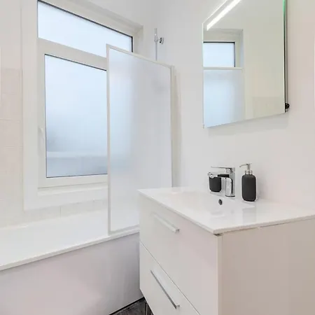 For 4 In Front Of Flandres Station Apartamento