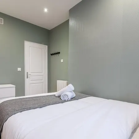 For 4 In Front Of Flandres Station *