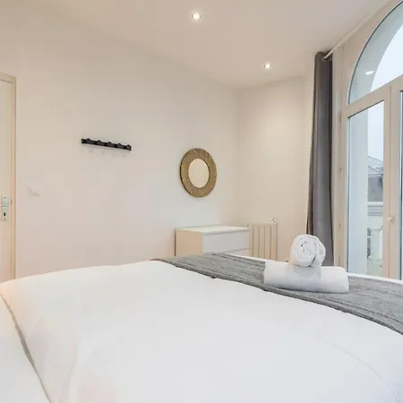 For 4 In Front Of Flandres Station *