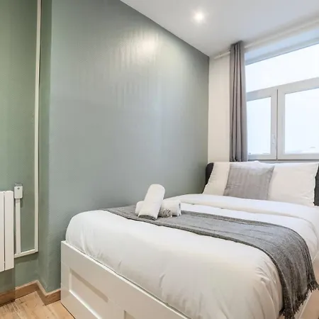 For 4 In Front Of Flandres Station