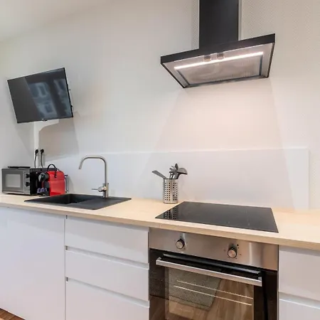 For 4 In Front Of Flandres Station Apartamento Lila