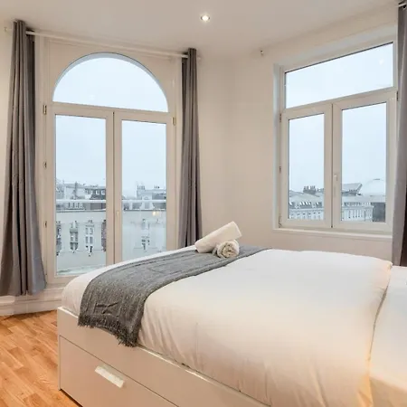 For 4 In Front Of Flandres Station *