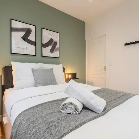 For 4 In Front Of Flandres Station Rijsel