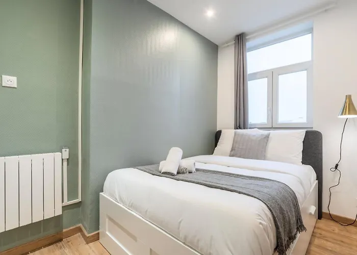 For 4 In Front Of Flandres Station